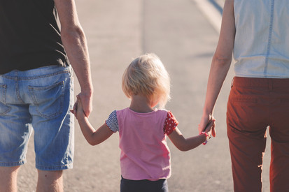 Foto: Eltern mit kleinem Kind (Symbolbild für "Familienformen und Lebenssituationen")