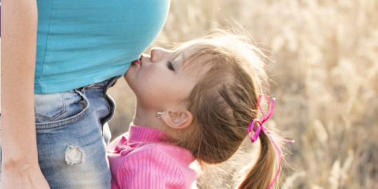 Symbolbild: "Schutz für Schwangere und Mütter" (Bildausschnitt: Schwangere Frau und Kleinkind)