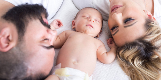 Foto: Eltern mit ihrem Säugling (Symbolbild für "Elternzeit")