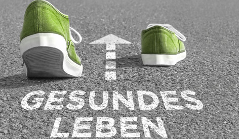 Bild (Fotomontage): laufende Schuhe über Schrift "Gesundes Leben" Symbolbild für "Ernährungsberatung"